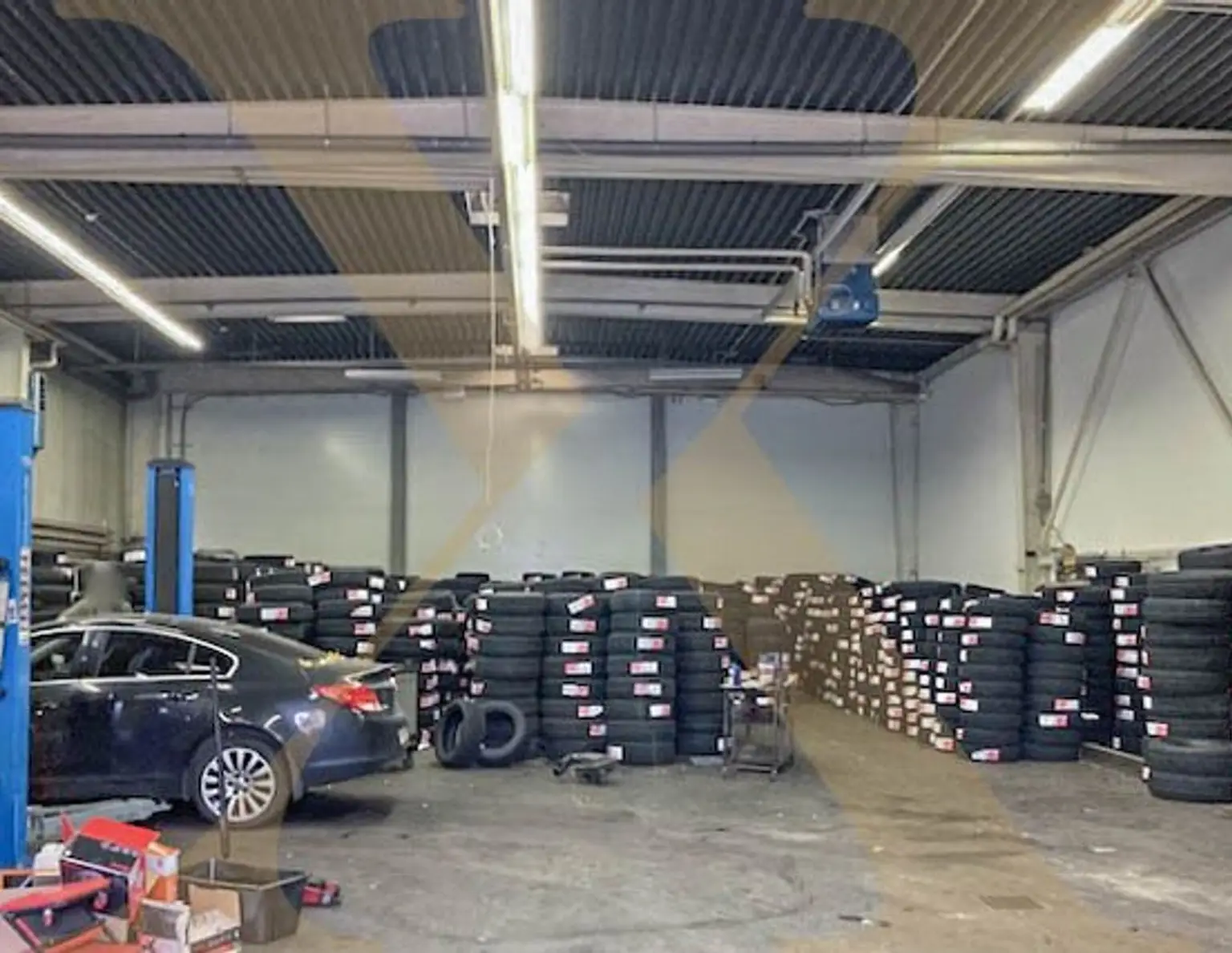 Lagerhalle mit 2 Rolltoren in Leonding zu vermieten!