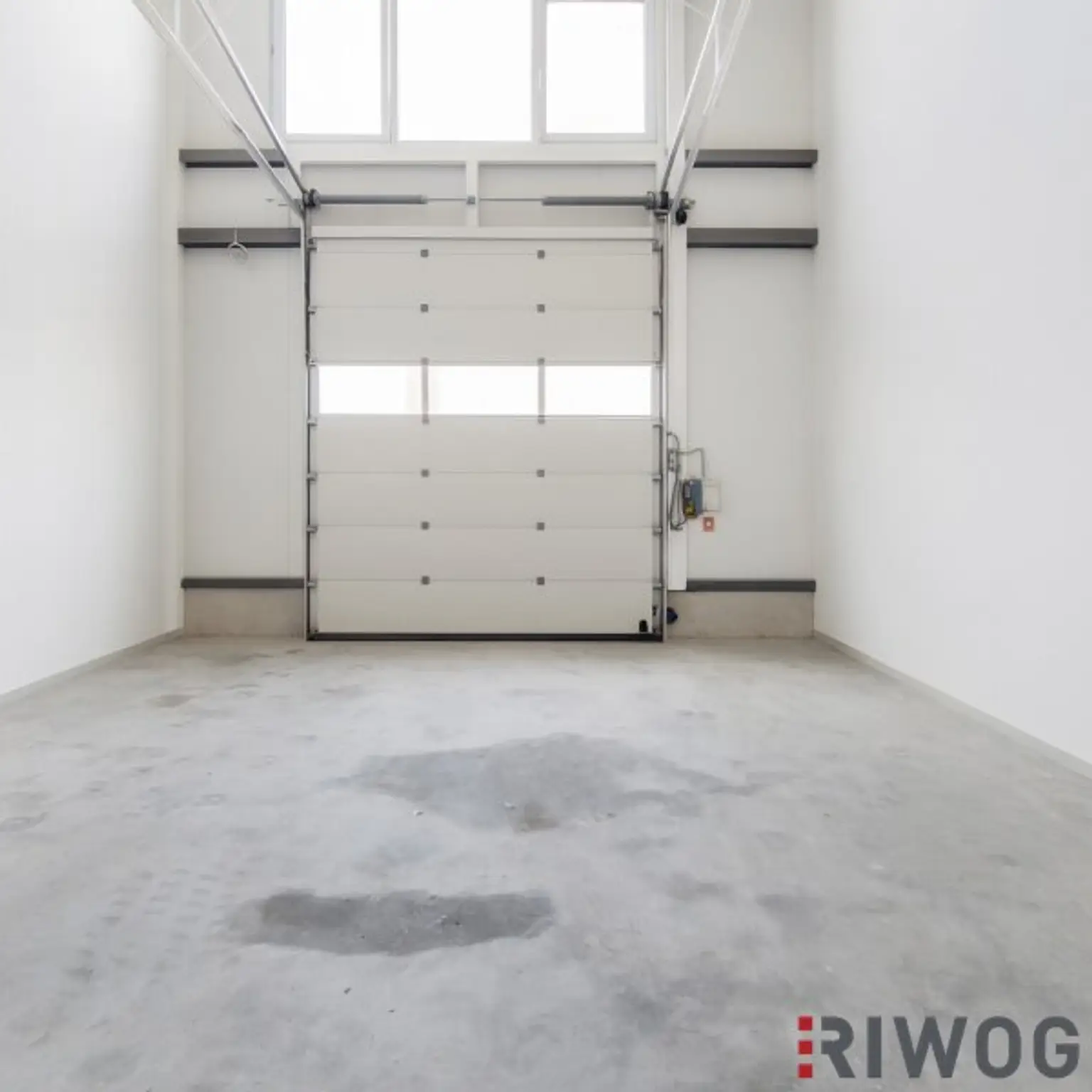 Produktionsfläche mit Büro bzw. Ausstellungsräume | ebenerdige Einfahrt durch drei Sektionaltore | Parkplätze & Luftwärmepumpe