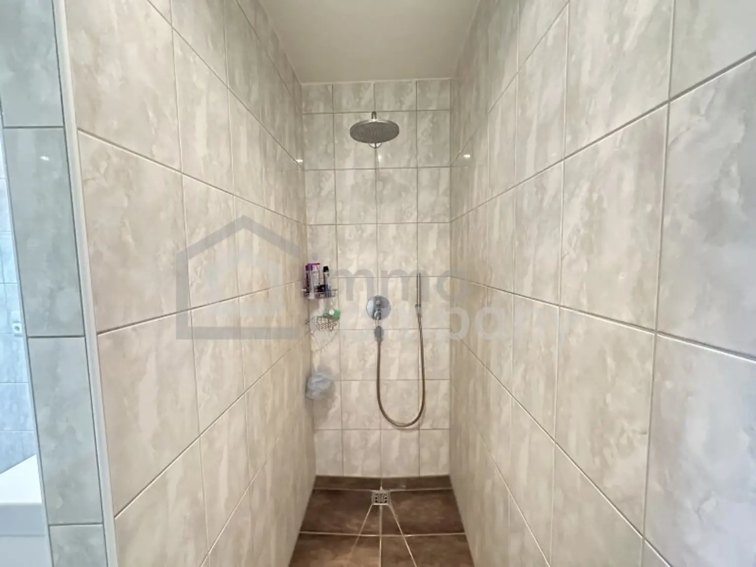 Unschlagbares Top-Angebot ! Luxuriöser Bungalow mit hochwertiger Ausstattung, in zentrumsnaher, sonniger Ruhelage in Hohenems, sehr geräumige Dreier-Garage mit Fernbedienung, großzügige Grundstücksfläche, ausgezeichnete…