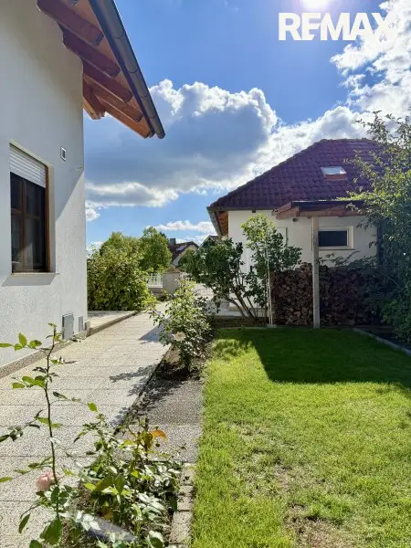 Seenahe Lage mit Badeplatz – Einfamilienhaus am Schloßsee (2. Reihe) inkl. Seezugang, ca. 125 m² Wfl.
