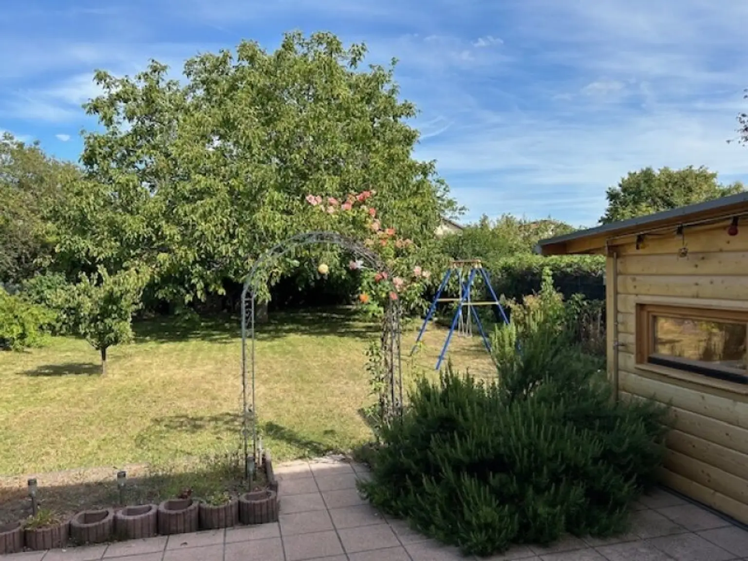 +++ TOP PREIS! - RARITÄT: ABSOLUT RUHIGE GARTENIDYLLE ( alter Baumbestand ) Wohnhaus mit Wintergarten - Lebensqualität pur, modernes Bad und Küche +++