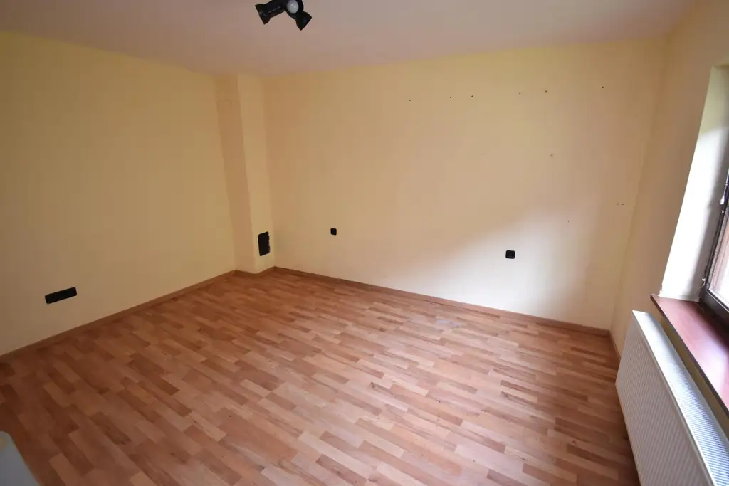 Wohnhaus mit SANIERUNGSBEDARF