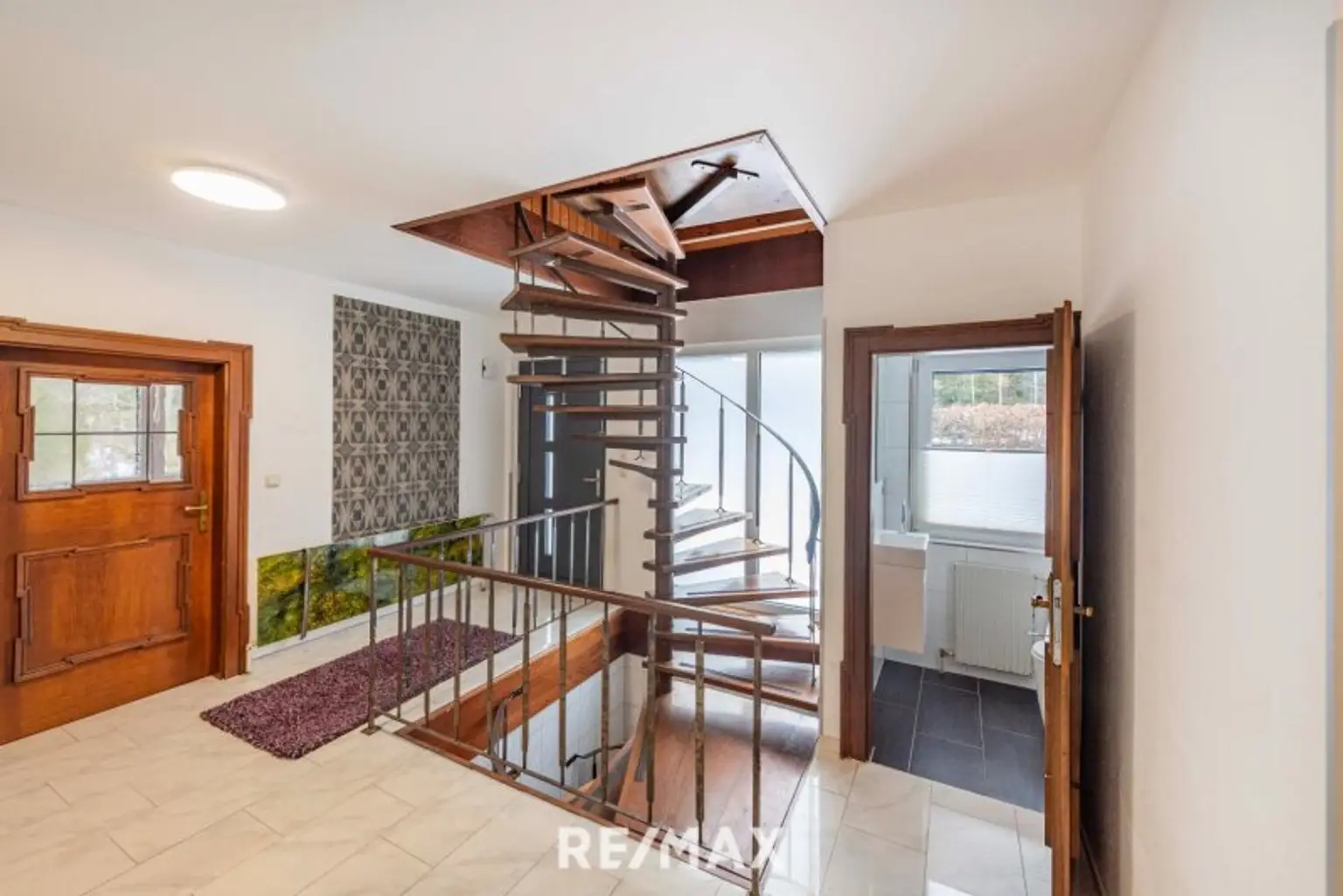 Vorraum mit Wendeltreppe