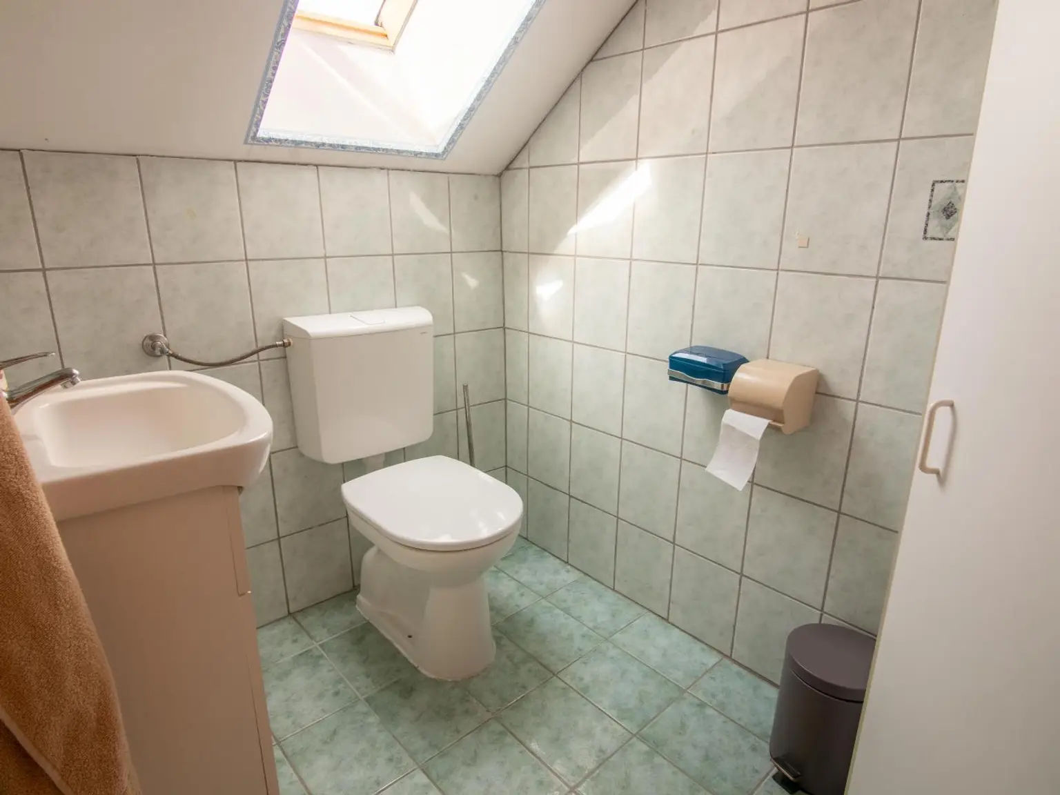 Großes Wohnhaus mit Heurigenlokal / 5 Gästezimmern und einem Miethaus