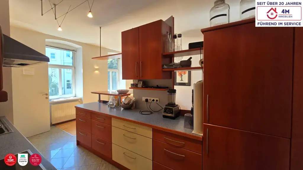 Drei Zimmer Stilaltbau-Rarität in begehrter Lage – sonnig, ruhig und elegant