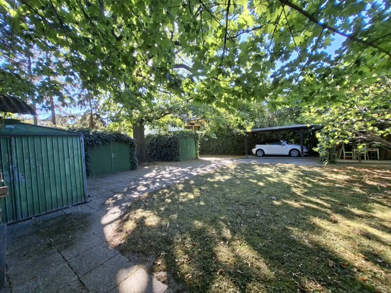 Garten mit Carport und Gartenhütte