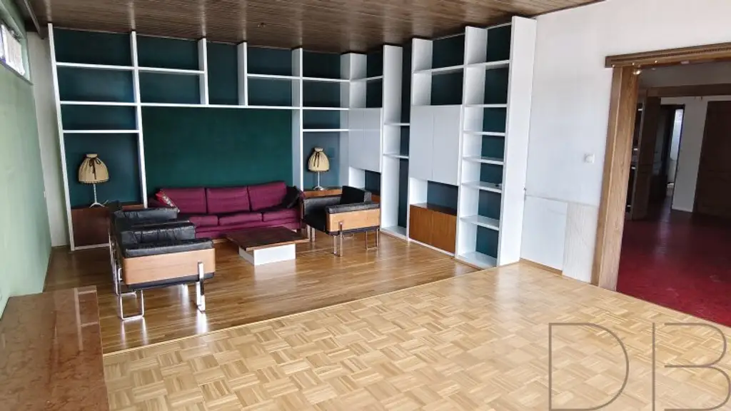 DB IMMOBILIEN | Sanierungsbedürftige 4-Zimmer-Wohnung mit südseitiger Terrasse und traumhaften Ausblick!