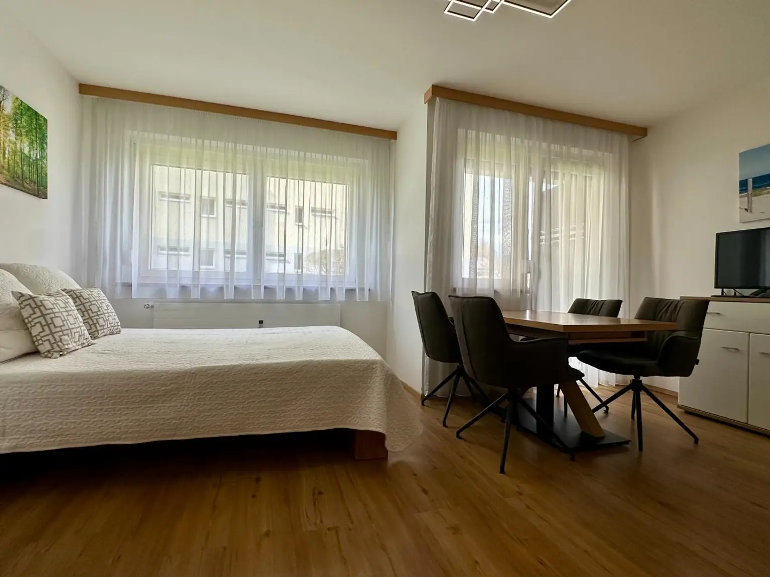 Zimmer mit Schlaf- und Essbereich