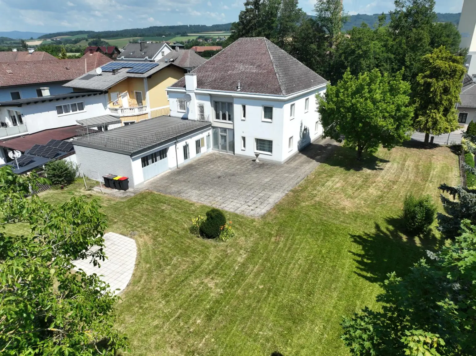 Blick zum Haus mit Garten