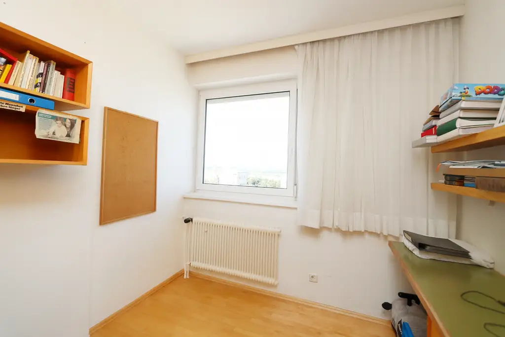 Perfekt geschnittene Dachgeschoss-Wohnung in attraktiver Lage nahe dem Krankenhaus und Bahnhof