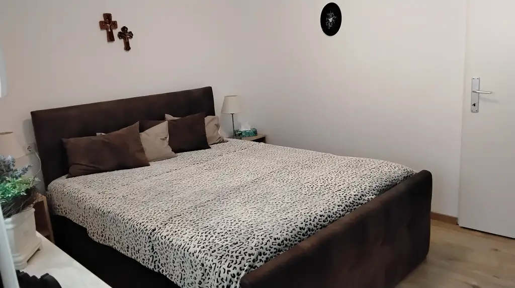 Eine komplett neu adaptierte 3-Zimmer-Wohnung mit Eckbalkon und Traunstein Blick.