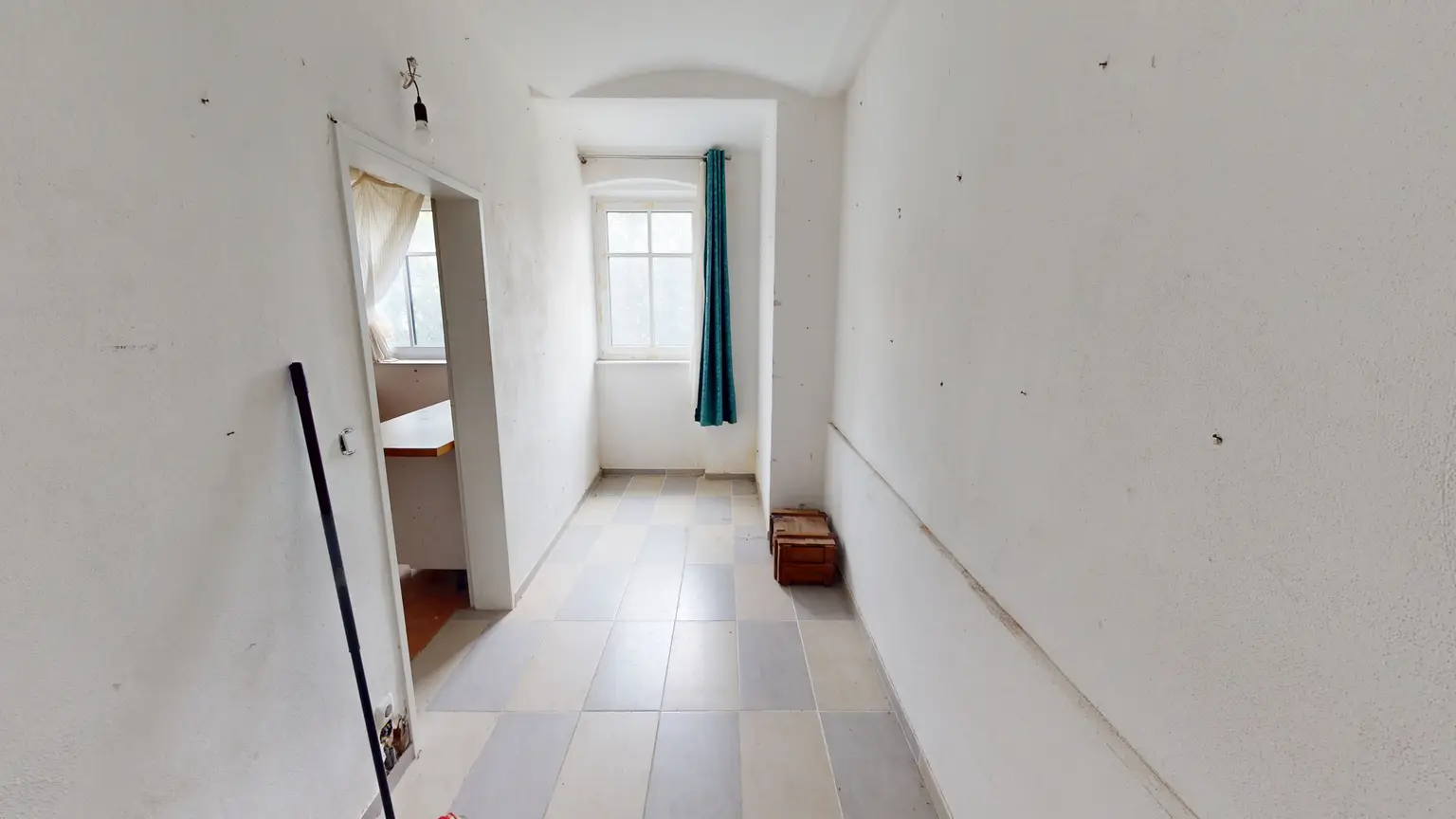 Sanierungsbedürftige Gartenwohnung in charaktervollen Altbau