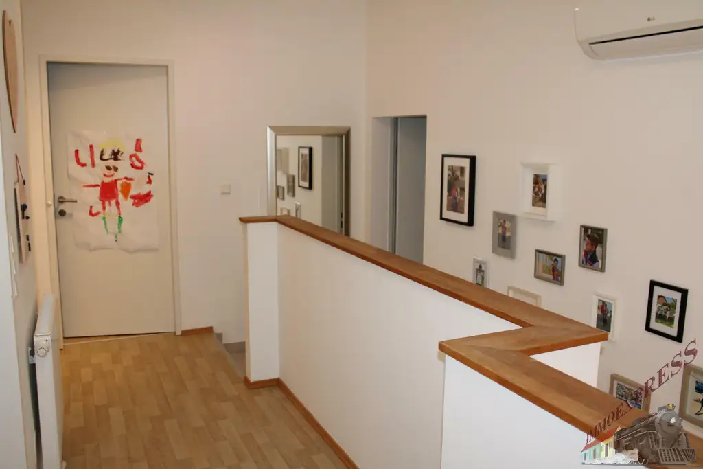 Modernes Eckeihenhaus mit Keller und mit Garten, Pool & Garage in Toplage von Münchendorf
