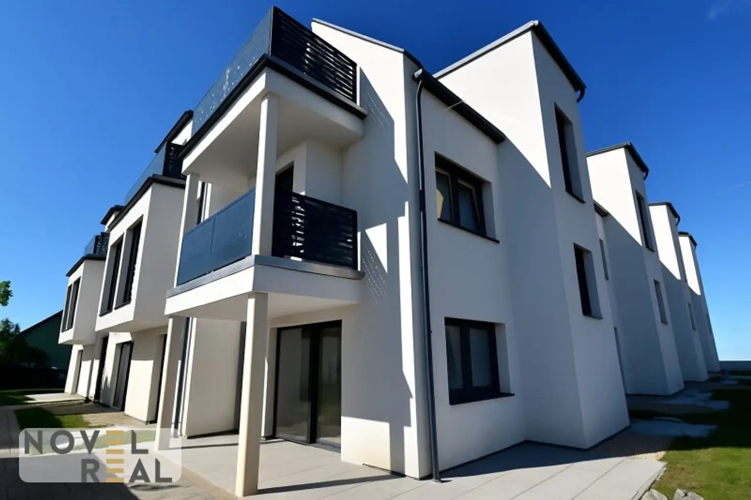SCHLÜSSELFERTIGES ECKREIHENHAUS - 136 m² - ZIEGELMASSIV - AUF EIGENGRUND - UNVERBAUTER FERNBLICK