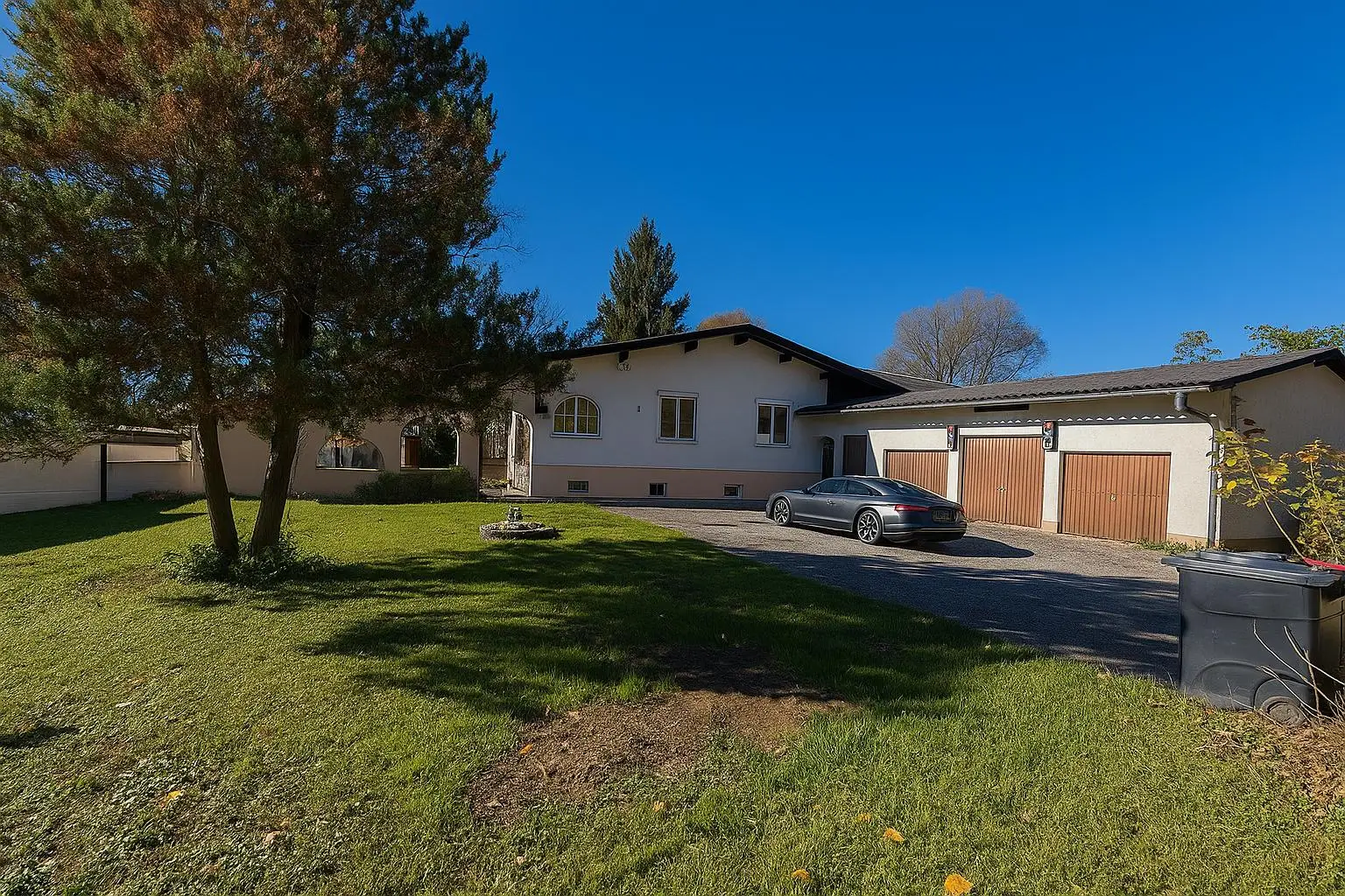 3 Garagen plus 5 Stellplätze.