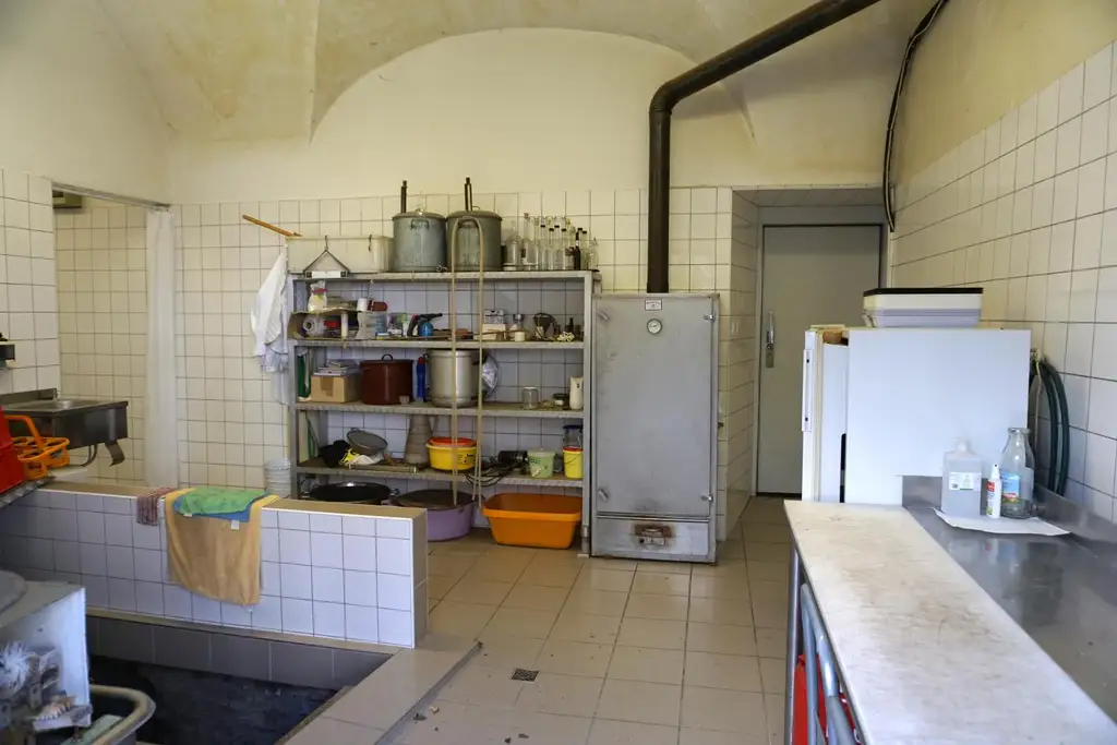 Ladenlokal mit großzügigen Arbeitsräumen und Kühlhäusern auf ca. 100m2