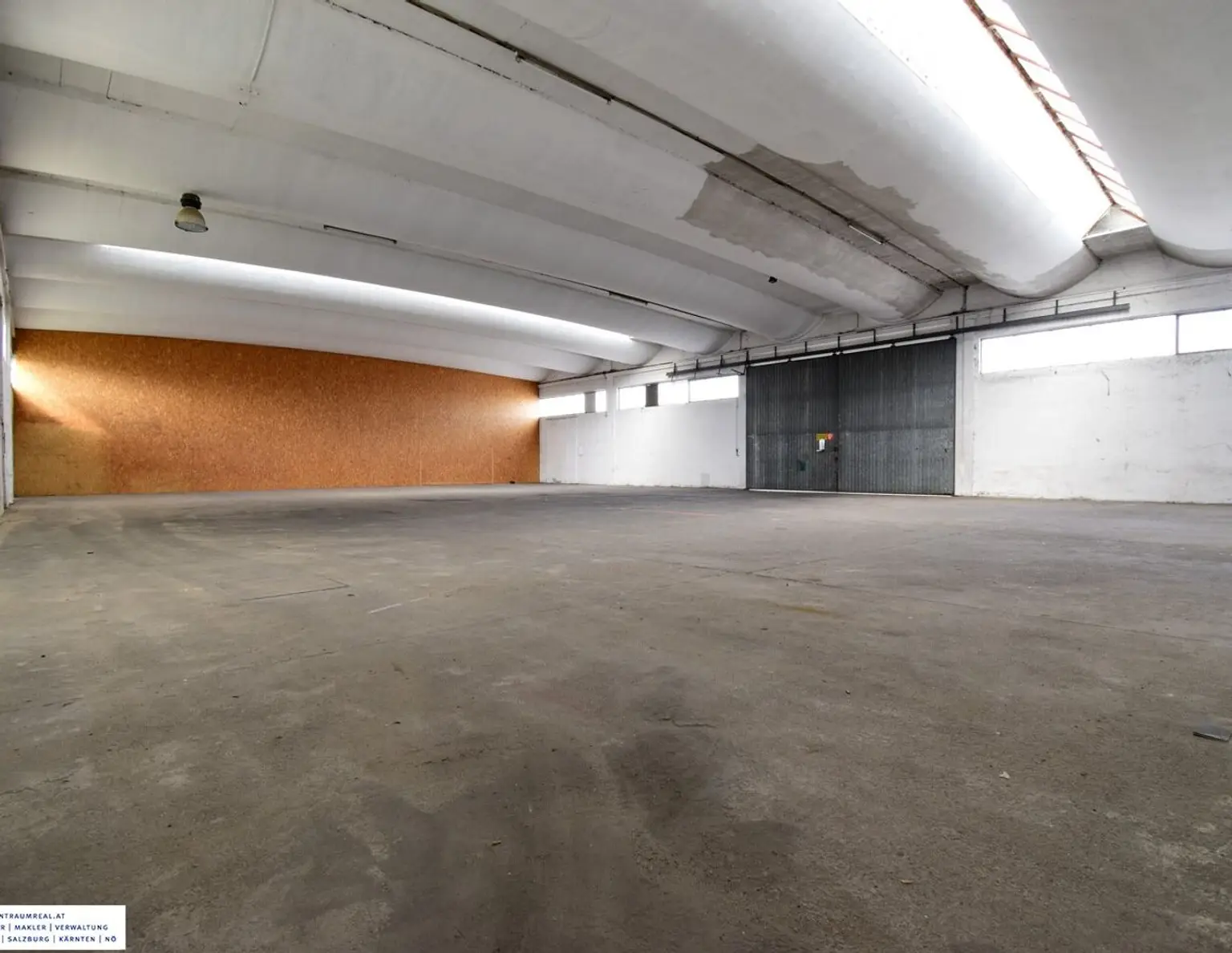 Großzügige Industriehalle in St. Valentin - 1311 m² zur Miete für Ihre Geschäftsideen, inkl. Büroräume auf 2 Etagen