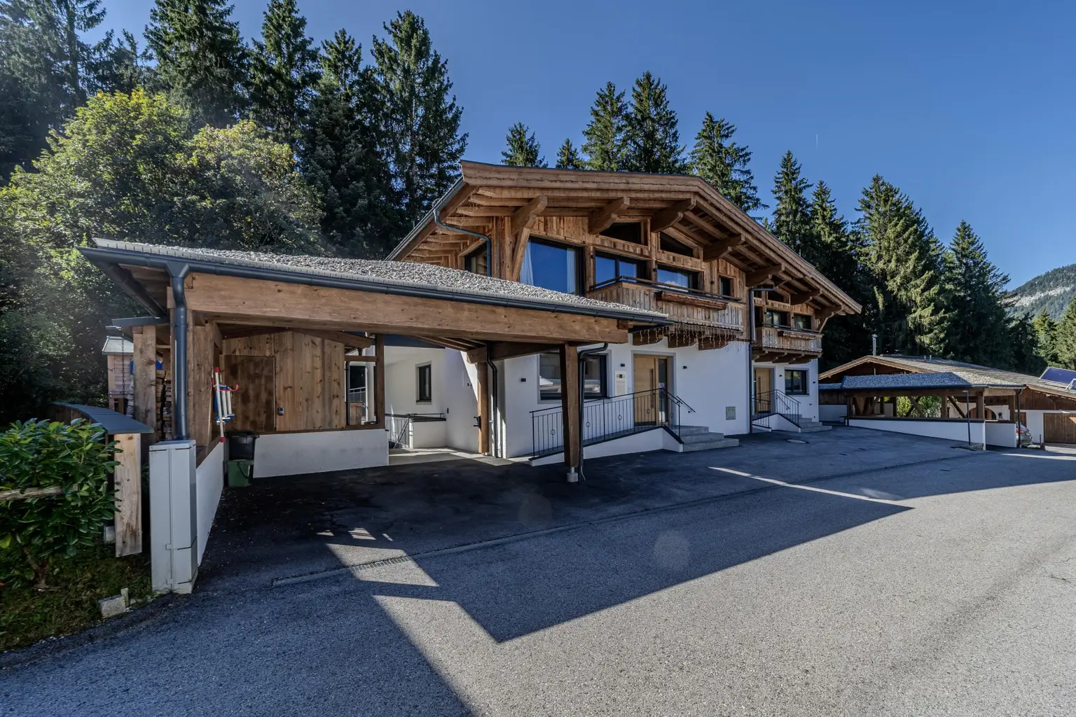 Exklusives Doppelhaus mit Gewerbefläche und Outdoor-Pool in sehr ruhiger Lage