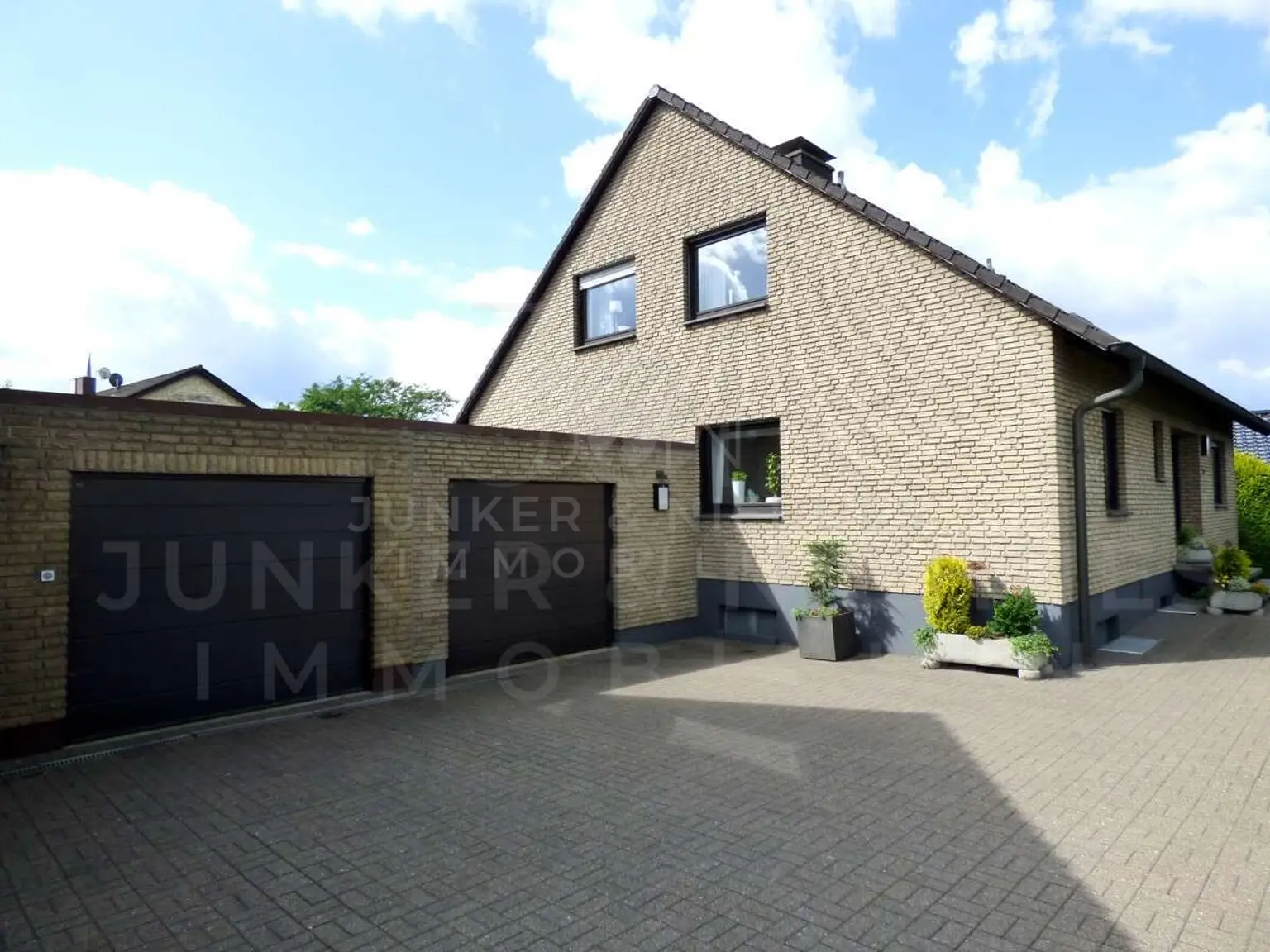 Einfahrt mit einer Garage