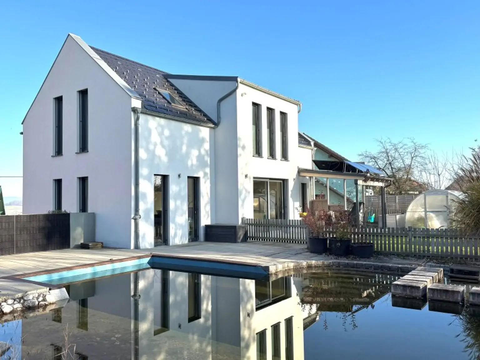 Modernes Einfamilienhaus mit exklusivem Schwimmteich/Naturpool