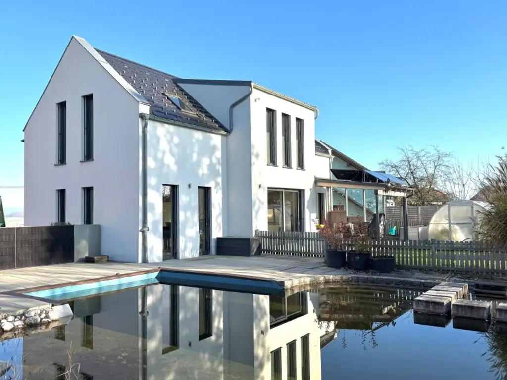 Modernes Einfamilienhaus mit exklusivem Schwimmteich/Naturpool