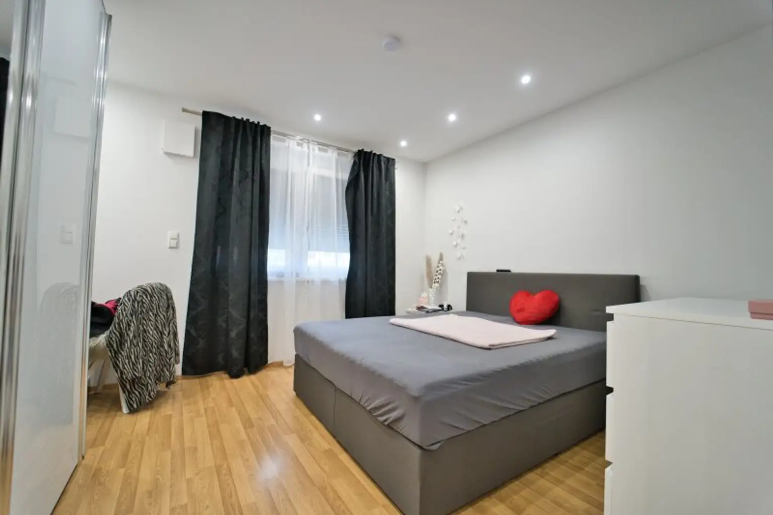 Schlafzimmer 1