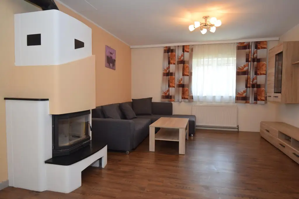Netter Bungalow mit Garten und Pool