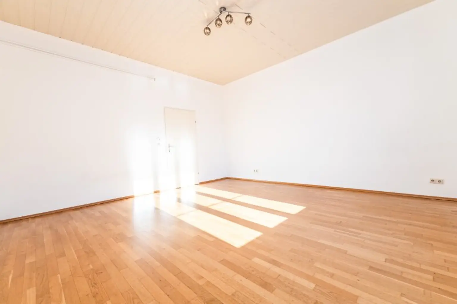 AB 01.01.2026 VERFÜGBAR | GEGENÜBER FH JOANNEUM I 3. STOCK I MODERN SANIERT I SEHR HELL I BIM VOR DER HAUSTÜRE I HAUSTIERE WILLKOMMEN I PROJEKT WOHNEN