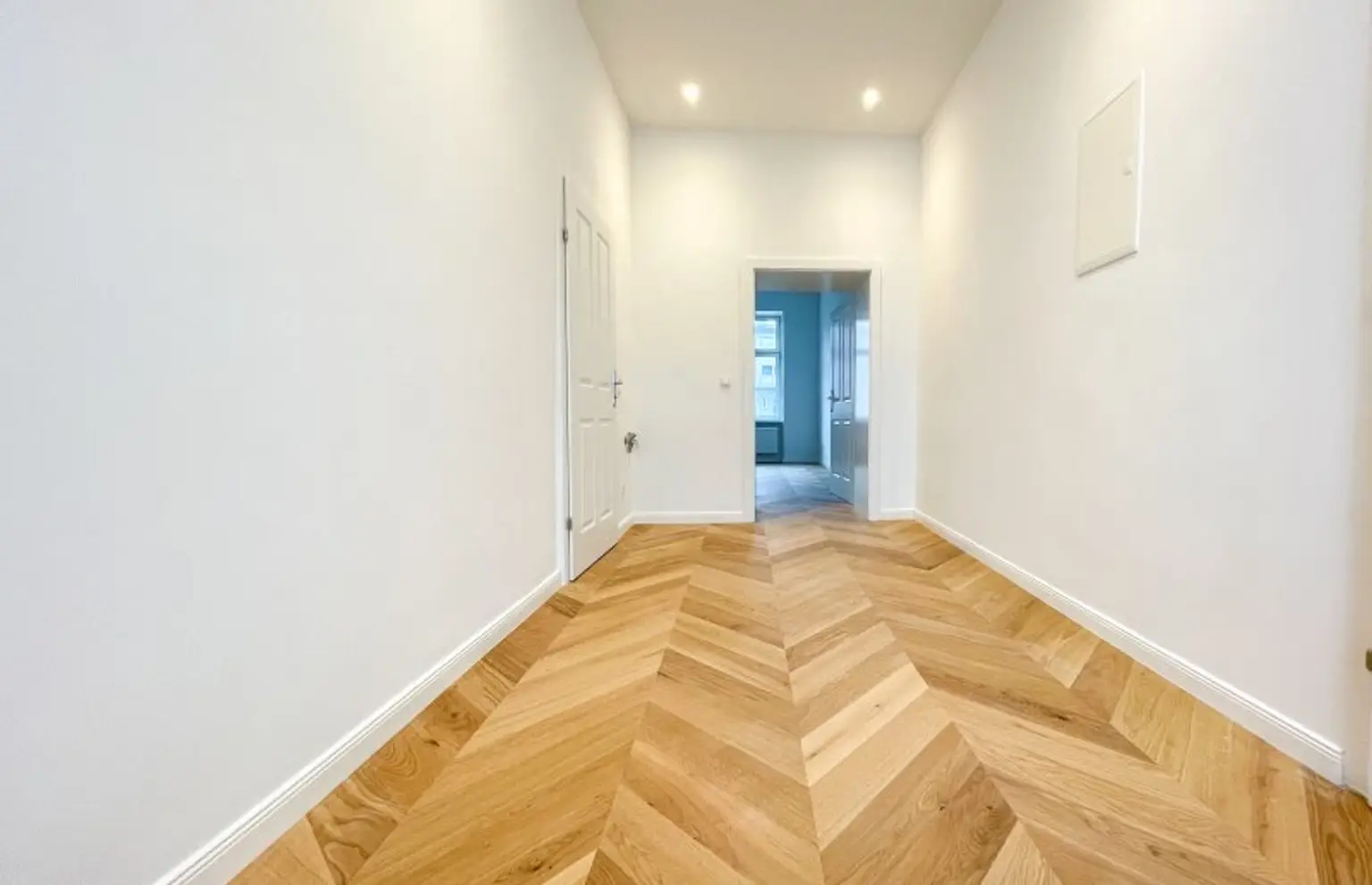 NÄHE U3/U6 WESTBAHNHOF: generalsanierte 2-Zimmerwohnung mit hofseitigem Schlafzimmer und neuer Küche