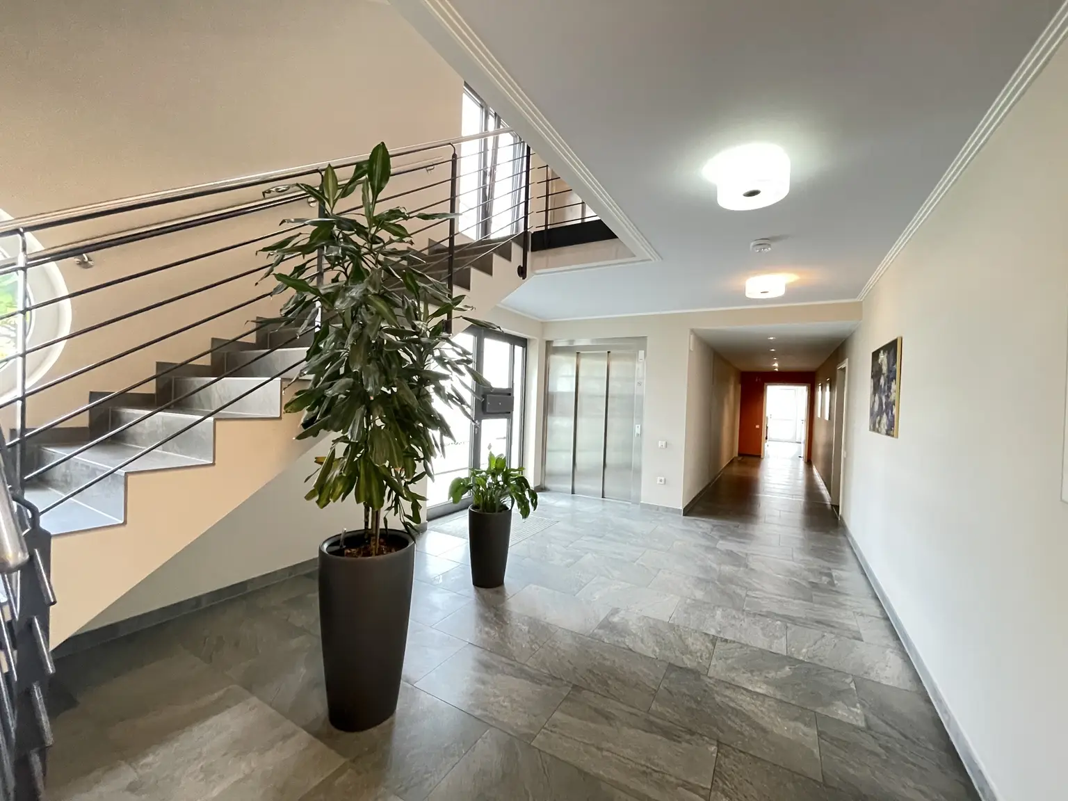 Eingangsbereich (innen) + Treppenhaus