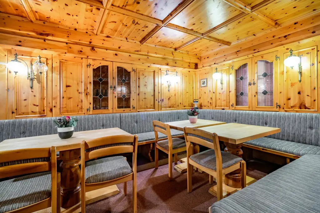 Ferienpension mit 51 Betten und zugehöriger Pizzaria in Kaprun