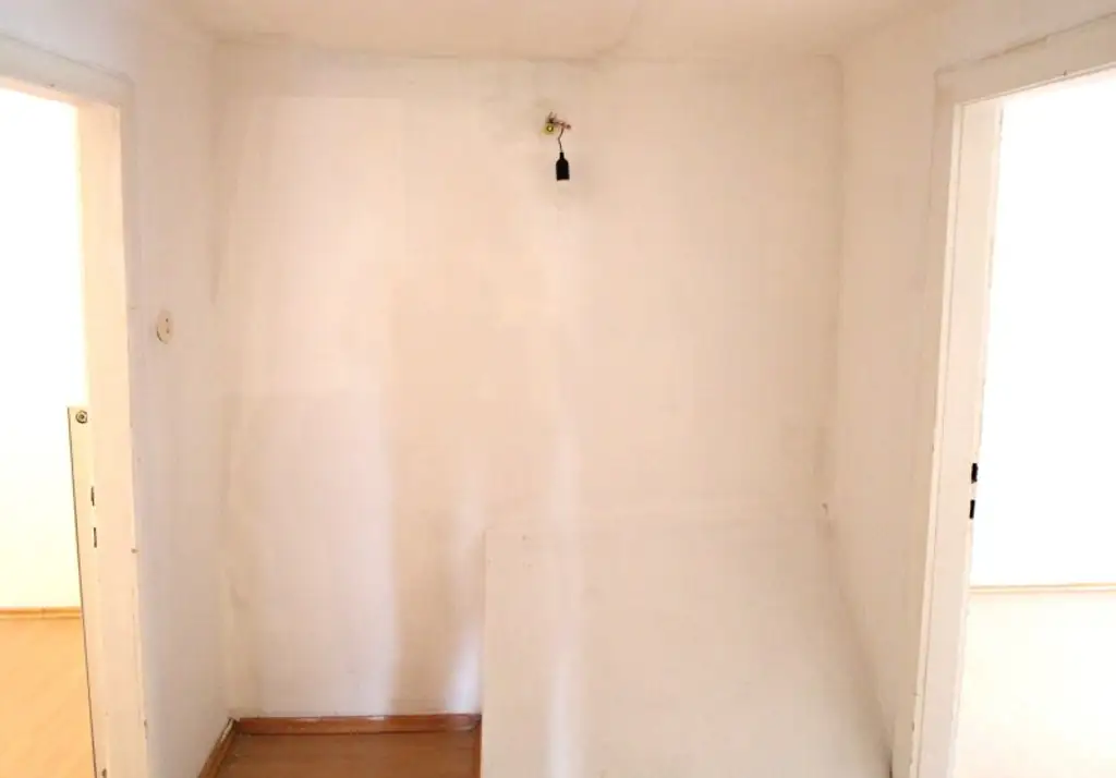 WAIDMANNSDORF  -  Sanierungsbedürftiges Haus in Aussichtslage!