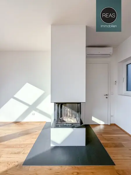 Provisionsfrei: Klimatisierte Dachgeschoss Maisonette mit 2 Terrassen und Kamin nahe Uno City!
