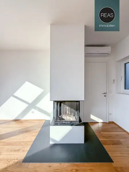 Provisionsfrei: Klimatisierte Dachgeschoss Maisonette mit 2 Terrassen und Kamin nahe Uno City!
