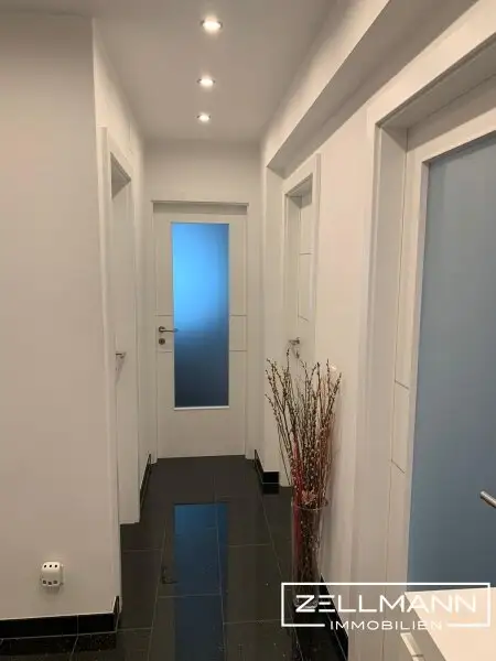 „Stilvoll & modern: Komplettsanierte Eigentumswohnung mit Loggia ins Grüne“ | ZELLMANN IMMOBILIEN