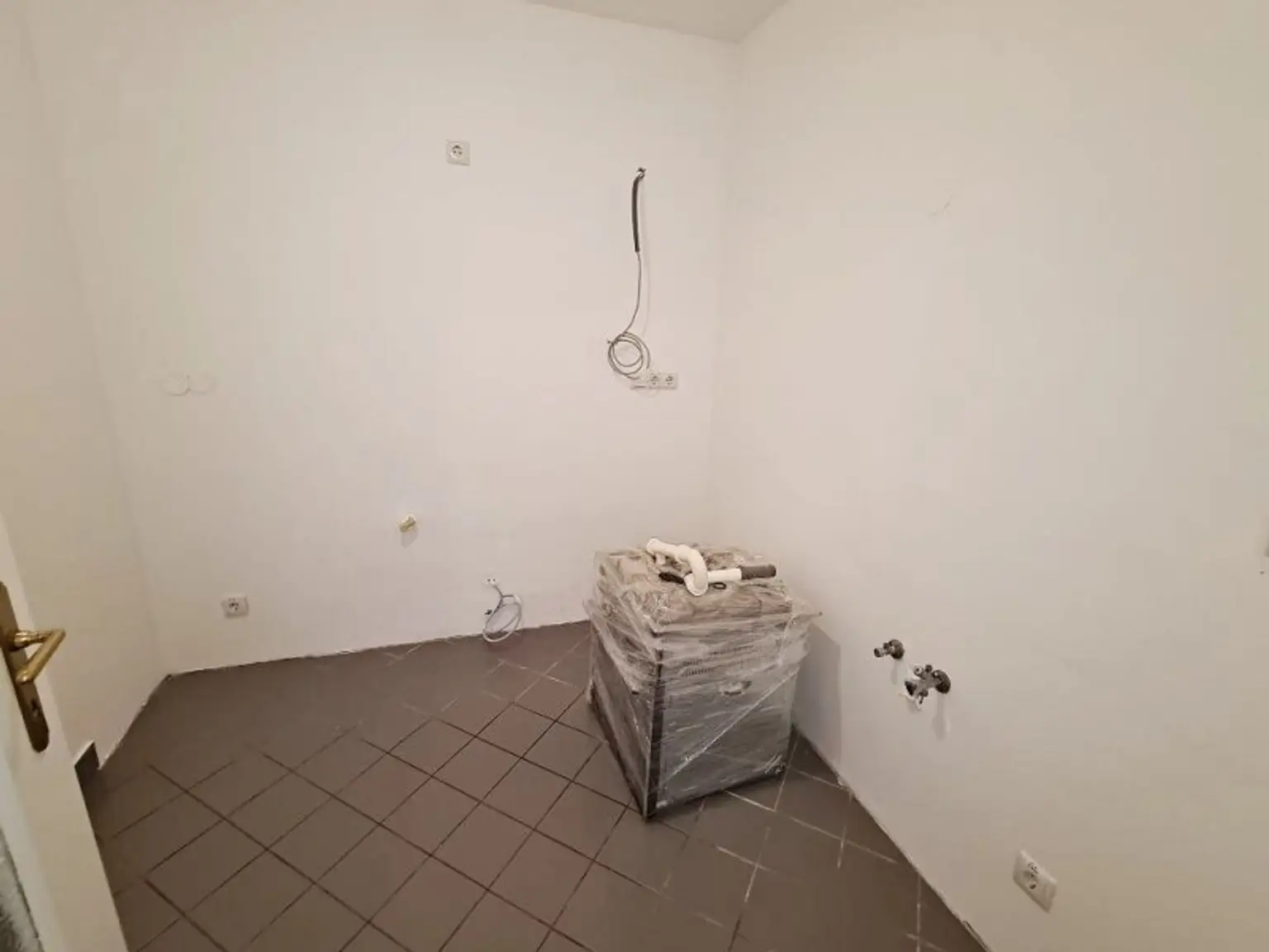 SPITTELBERG, teilsaniertes 84 m2 Dachgeschoß, 3 Zimmer, Extraküche, Wannenbad, Parketten, WG-geeignet, MQ-Nähe