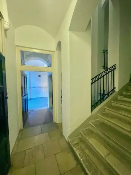 INNENSTÄDTISCHE - 3-Zimmer WOHNUNG -RENOVIERUNGSBEDÜRFTIG- mit sehr viel Potenzial - in Top Lage Wiens beim NASCHMARKT - Nähe KARLSPLATZ!
