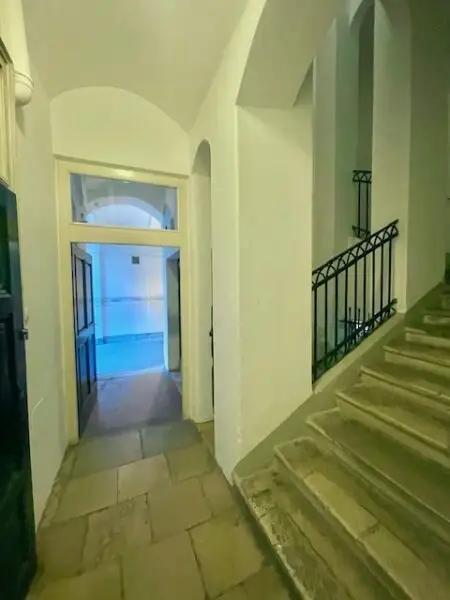 INNENSTÄDTISCHE - 3-Zimmer WOHNUNG -RENOVIERUNGSBEDÜRFTIG- mit sehr viel Potenzial - in Top Lage Wiens beim NASCHMARKT - Nähe KARLSPLATZ!