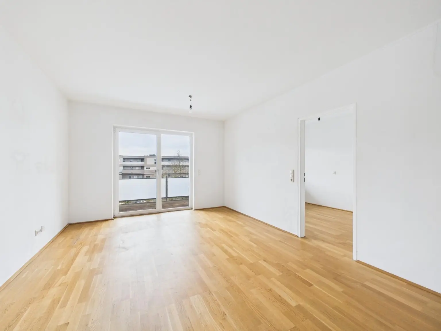 CAM04191G0-PR0078-STILL001