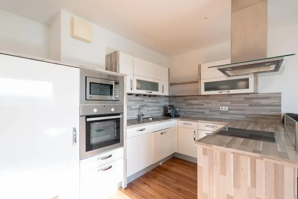 "Helle und voll möblierte Wohnung"