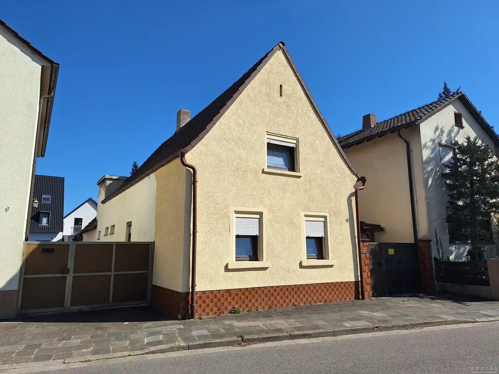 Einfamilienhaus mit Anbau, Garage und Garten - modernisierungsbedürftig