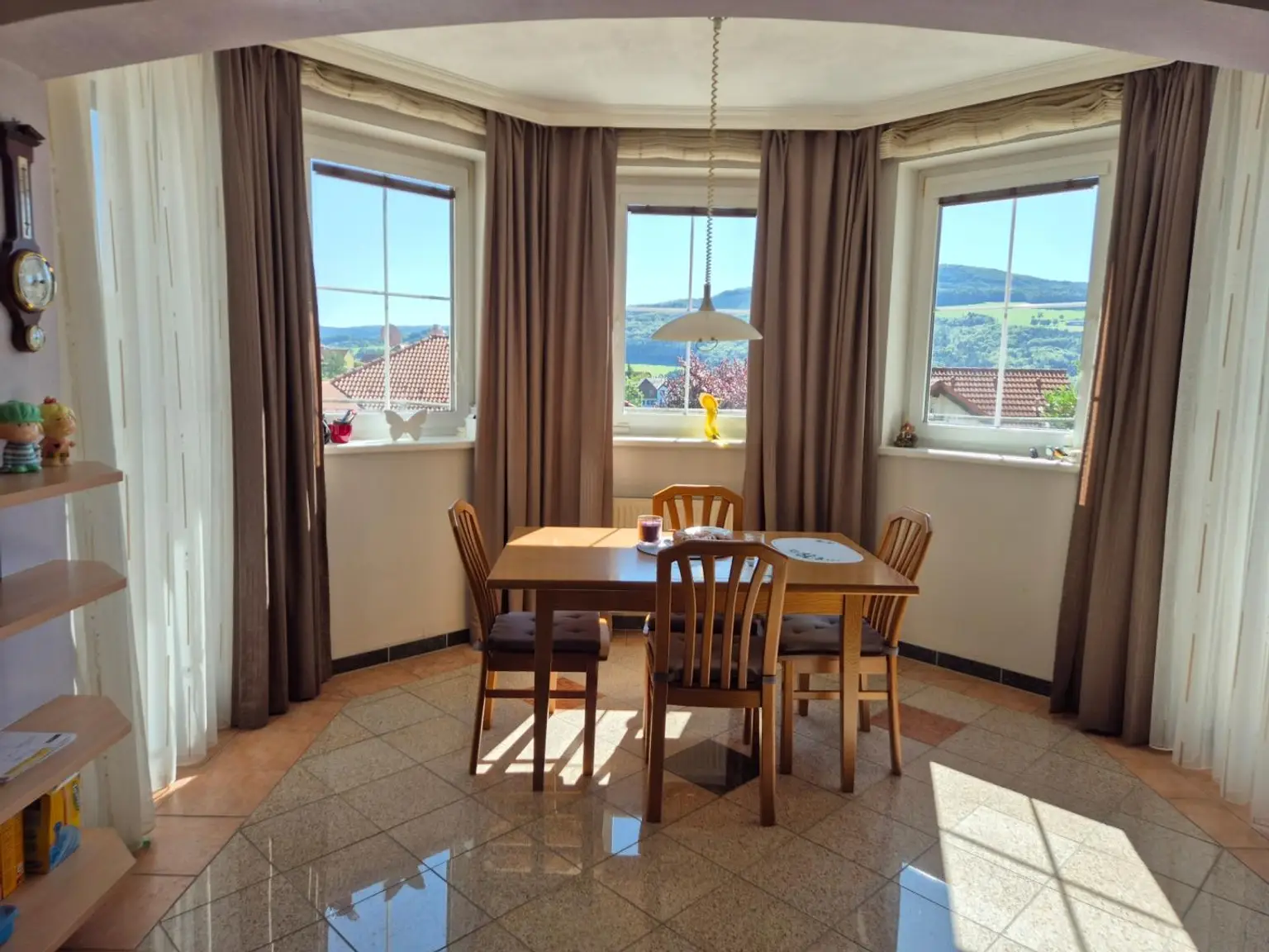 ZWEIFAMILIENHAUS IN ERHÖHTER GRÜNRUHELAGE MIT AUSBLICK