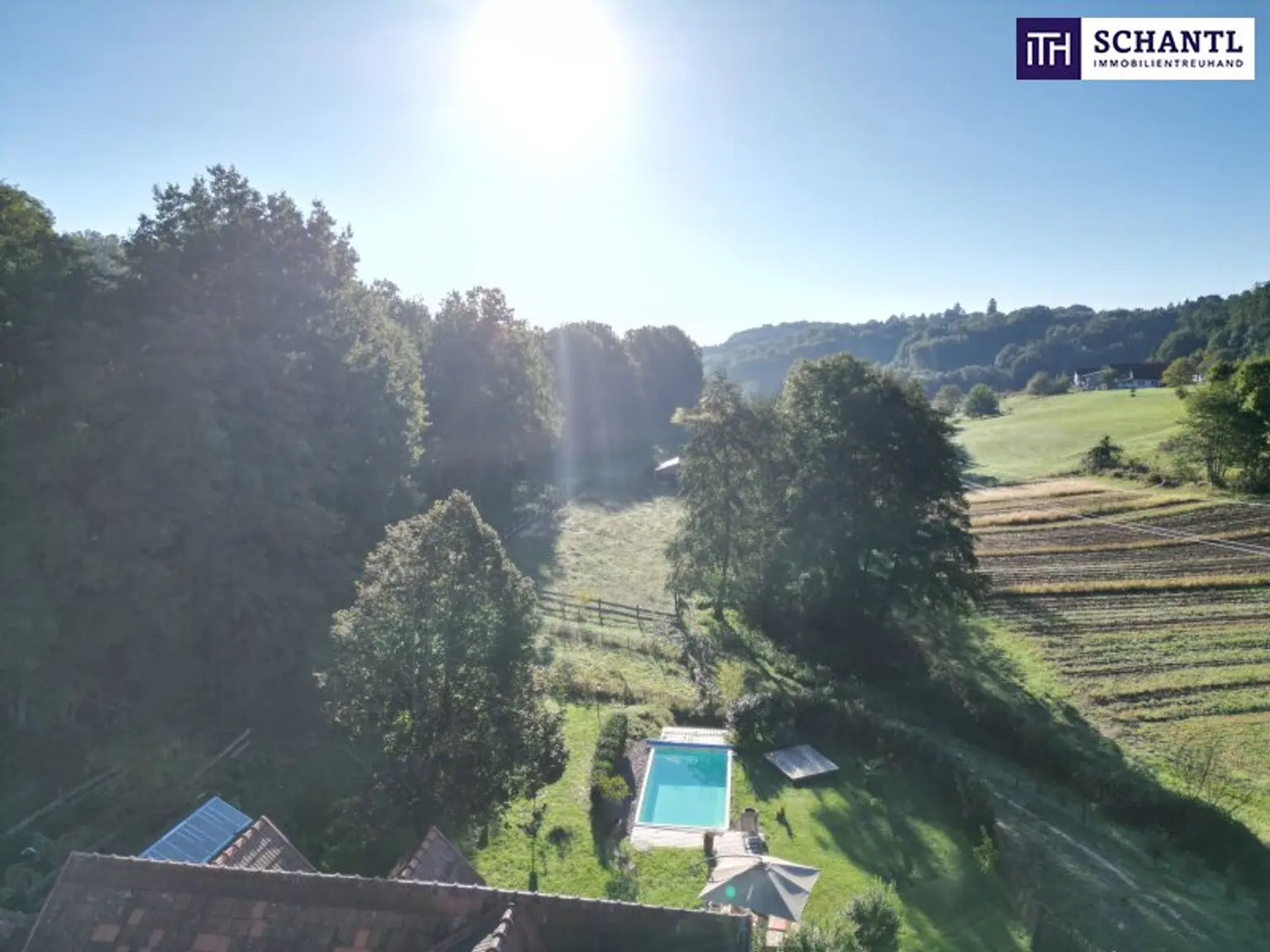 SENSATIONELLES JUWEL! Exklusiver Vierkanthof im Thermenland Steiermark – Wohnen, Reiten & Leben mit Pool und Natur!