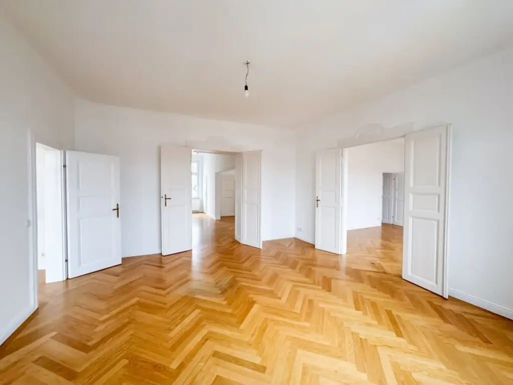 Repräsentatives Altbaubüro mit 2 Balkonen und Blick auf das Stift Klosterneuburg