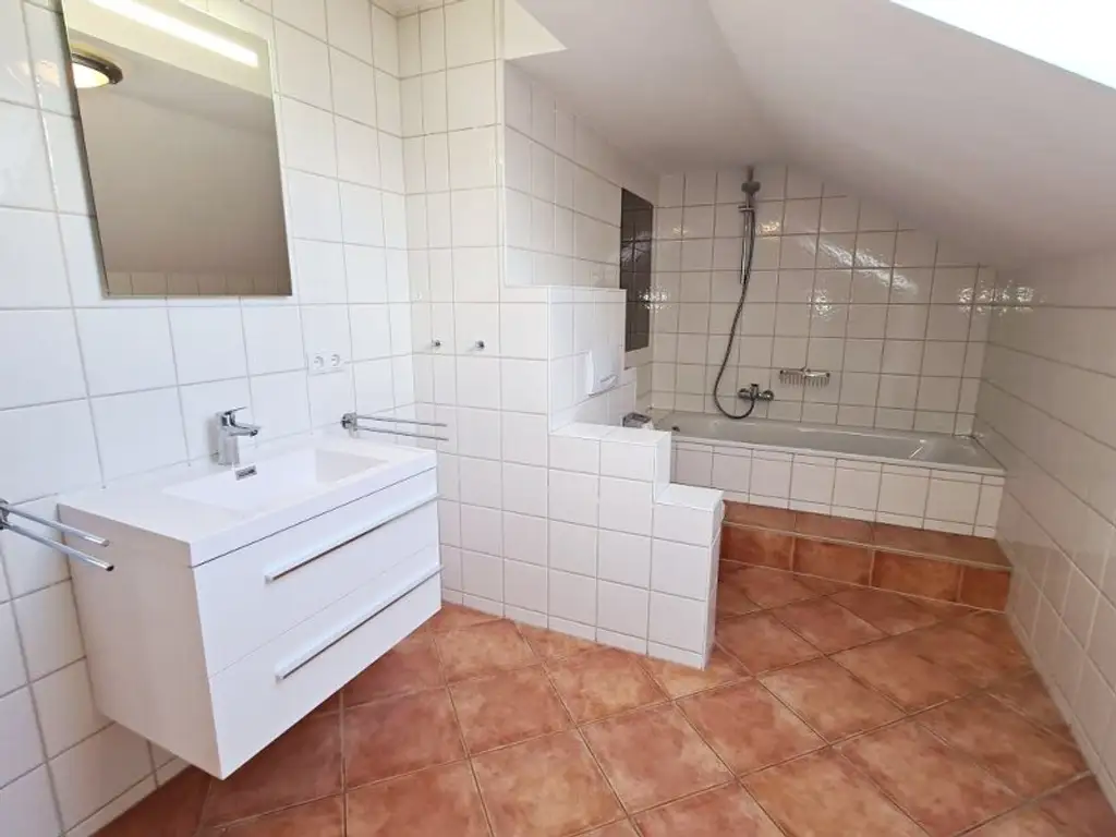 ZELINKAGASSE, DACHGESCHOSS, klimatisierte 157 m2 Maisonette mit 18 m2 Terrasse, 4 Zimmer, Küche, Wintergarten, 2 Bäder, Börse-Nähe