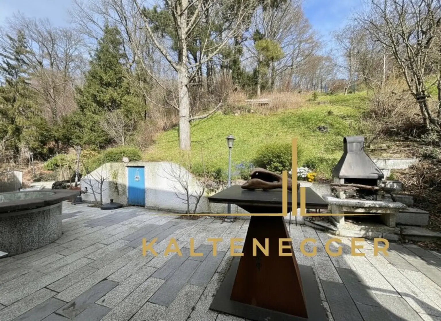 Klosterneuburg: Großzügiges Anwesen mit 2 Wohneinheiten, Indoorpool und 3.606 m² Grundstück