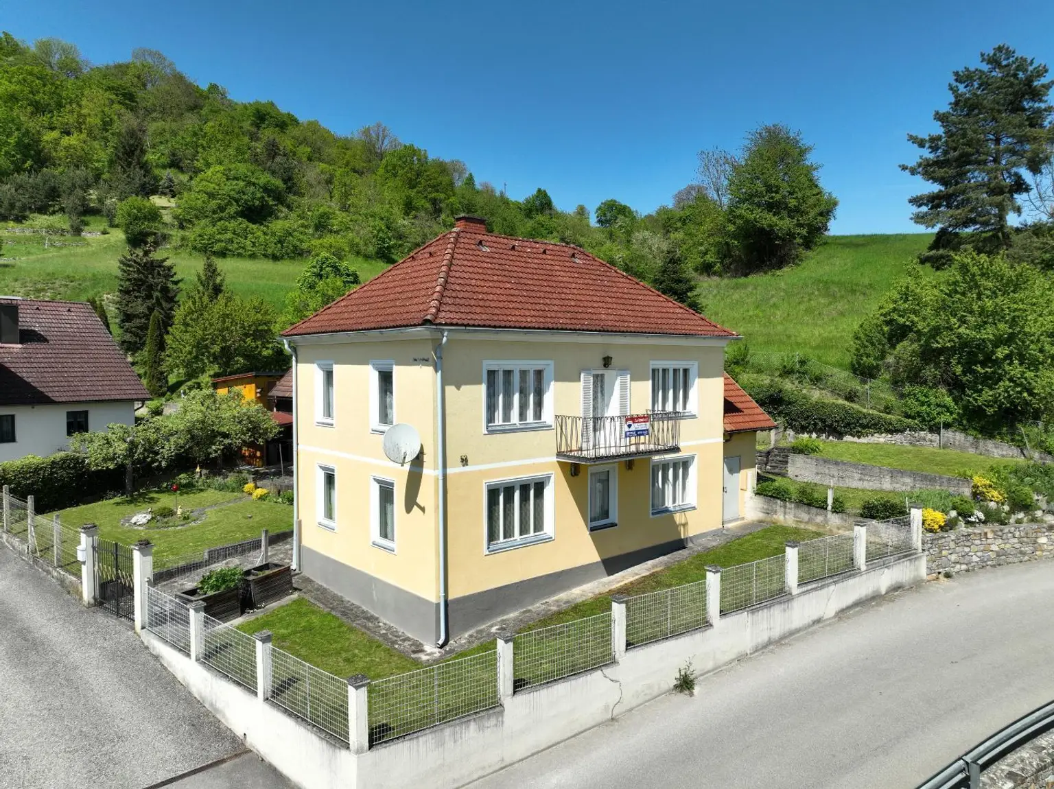 Wohnhaus in sonniger Lage