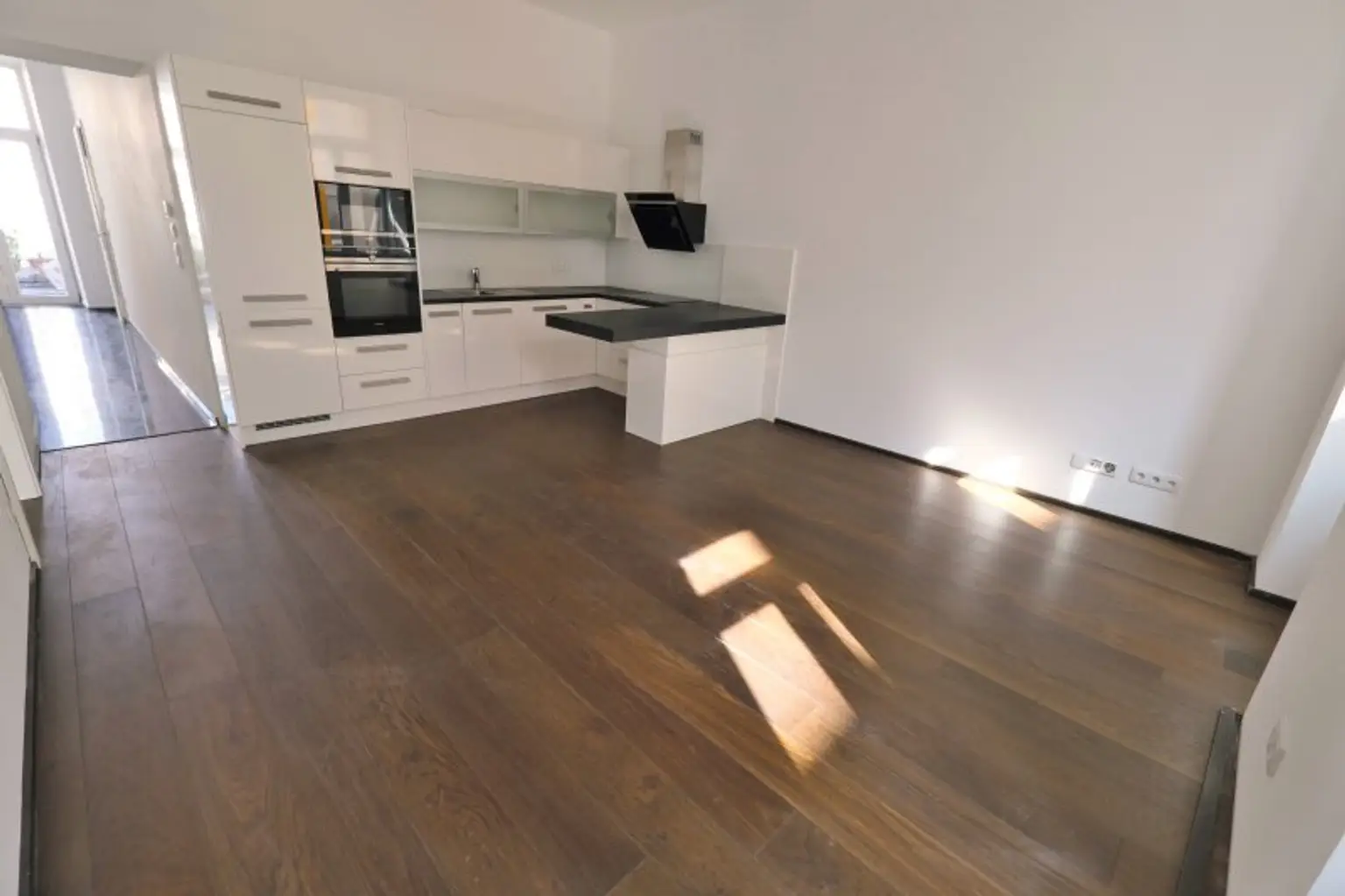 SIEBENBRUNNENPLATZ: Wohnküche + 2 Zimmer + 32 m² Terrasse (neben neuer U2-Station Reinprechtsdorfer Straße)