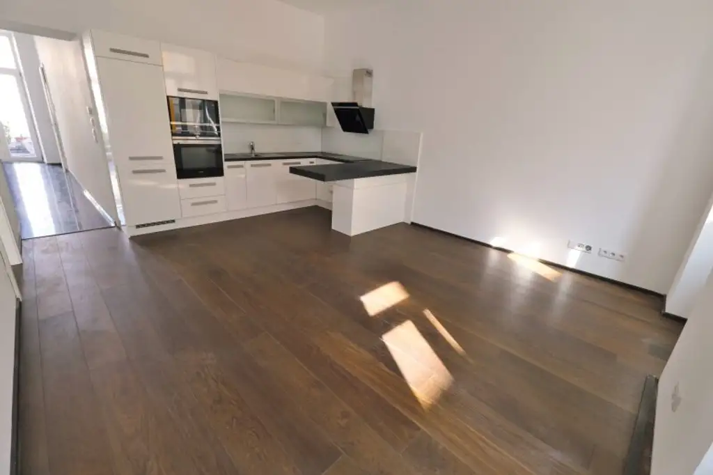 SIEBENBRUNNENPLATZ: Wohnküche + 2 Zimmer + 32 m² Terrasse (neben neuer U2-Station Reinprechtsdorfer Straße)