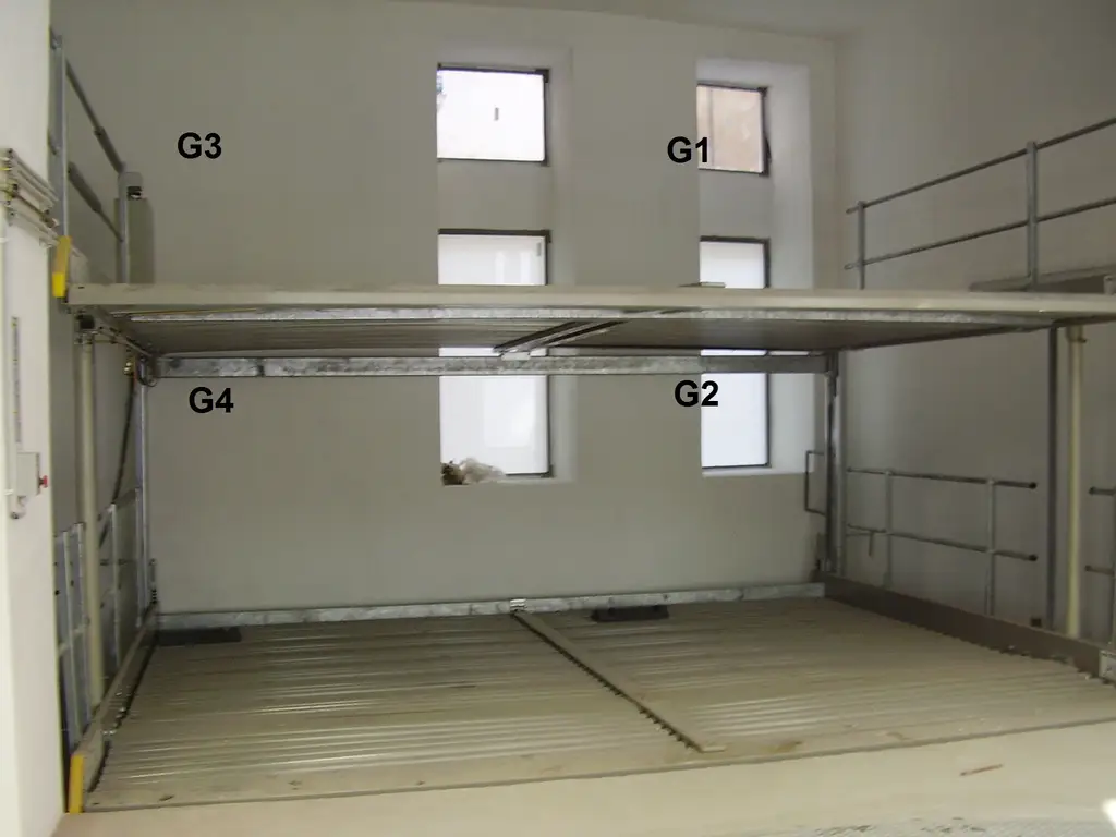 Sanierungsbedürftige 82m² Altbauwohnung mit mini Balkon in Hofruhelage!